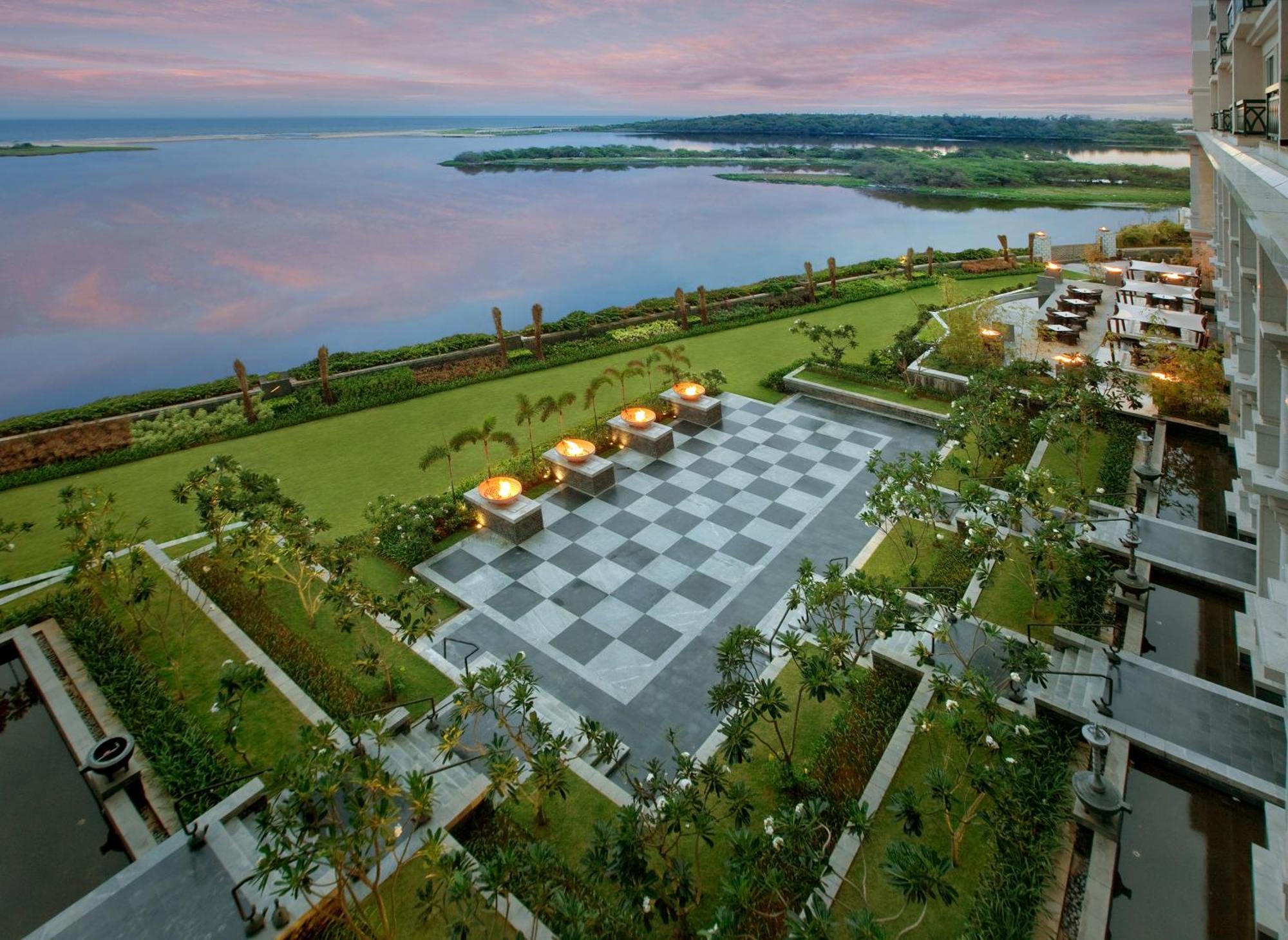 The Leela Palace צ'נאי מראה חיצוני תמונה View of the Bay of Bengal from the hotel